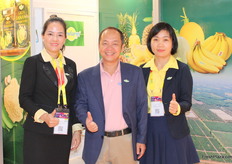 Nguyen Thi Thuy Hang, Pham Quoc Liem, CEO, and Vothi Anh Tuyet of Unifarm excitedly present their new Panama-resistant bananas, especially for the Asian market.