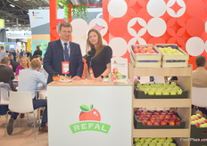 On the left is Stanislaw Chachula, president of Polish apple exporter Refal.
