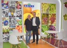 On the right is Antonis Ioannidis of Greek kiwi and grape exporter Zeus. Next to him is Eric Conta of DKI Fruit Marketing.