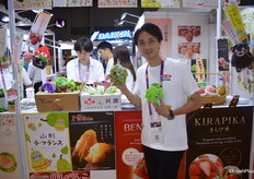 Zen Noh export shine muscat grapes, nashi pears Yousuke Yamaguchi was at the stand