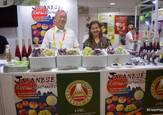 Watanbe Takanobe and Maya Nieto with Japanese grapes - Syukaen Ag Products