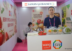 Samijn Globalnet exports strawberries, pears, grapes and other fruit. Han Geun Ho was at the stand.