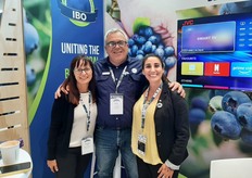 Celeste Smit of BerriesZA, Andy Connell, logistics consultant and Macarena Osiadacz (IBO, Chile)