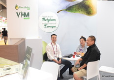 Ben Chunhua Liang (left) and VHM's team, exporting Belgian grown fruits to the global market.