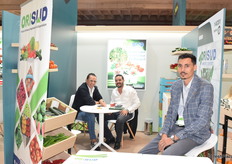 Mohamed Ait Elmkadem and Mohamed Elharouid, from the Moroccan company Orisud; with a client.