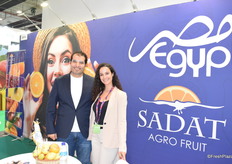 Haitham El Saadany and Fatima Ben from the Egyptian company Sadat Agro Fruit. The grower announces an early coloring of navel oranges this season in Egypt.